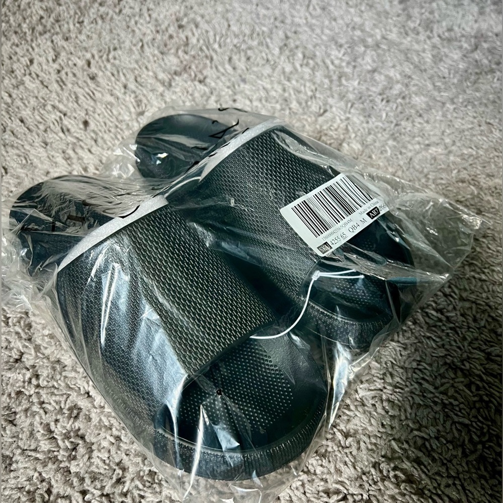 NWT Victoria’s Secret slipper (Black)